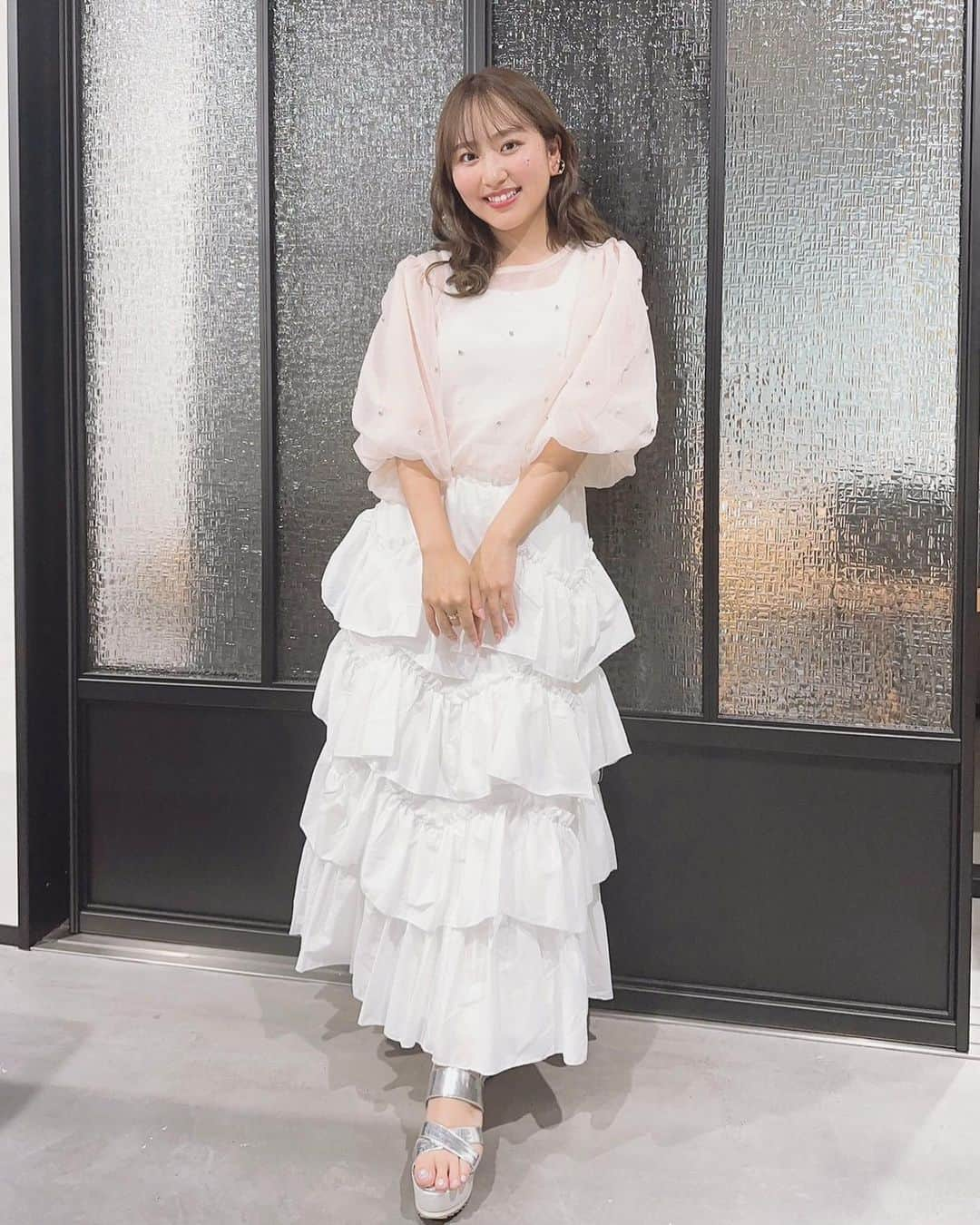 堀くるみさんのインスタグラム写真 - (堀くるみInstagram)「🌷 『やかんとアイドル』の撮影の時の衣装✨ いつもと違う、大人可愛い感じのスタイリングにしていただきました♡  ふわふわのスカートとパール付きのトップス可愛い！ アクセサリーもお気に入りです🫶🏻  トップス、スカート　@__treat.urself__  イヤリング　@phoebe_official  リング　@papi_violet   #やかんとアイドル #スタプラ #堀くるみ #堀のインスタ」8月27日 19時12分 - horikurumi_official