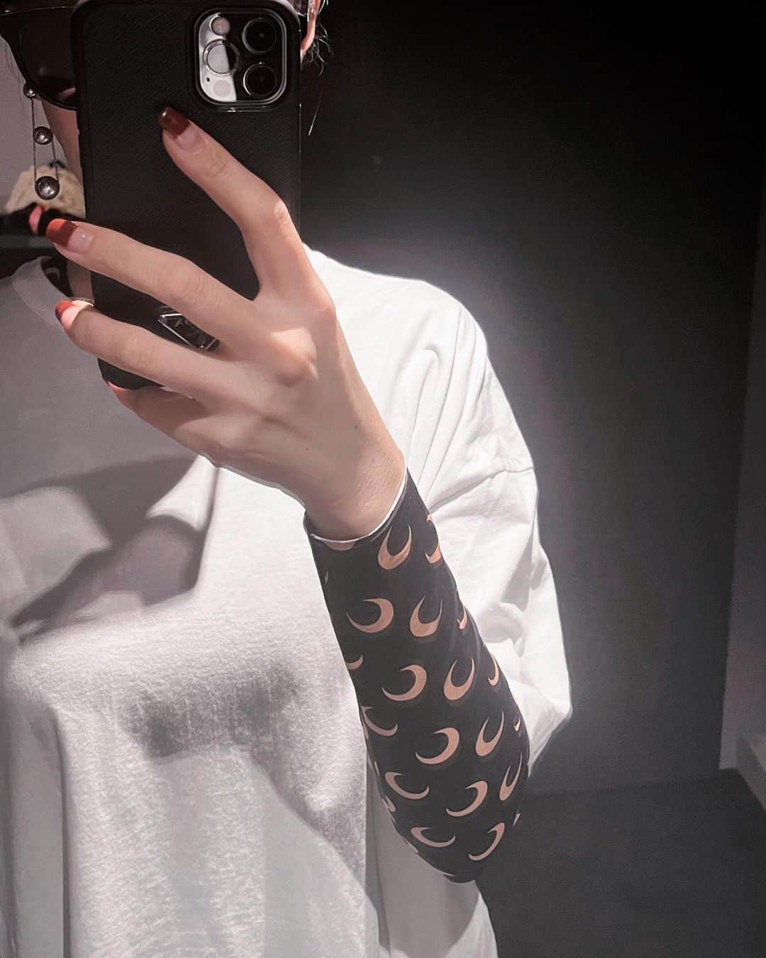 カオルコのインスタグラム：「🖤🌙  重ね着。 日光が直接当たるより暑くなかった。 気がするだけかも。 自分のご機嫌は自分でとるのが特技。  #ootd T @maisonmargiela  inner @marineserre_official  iphone case @prada  earring @tiffanyandco  #selfie  #fashion」