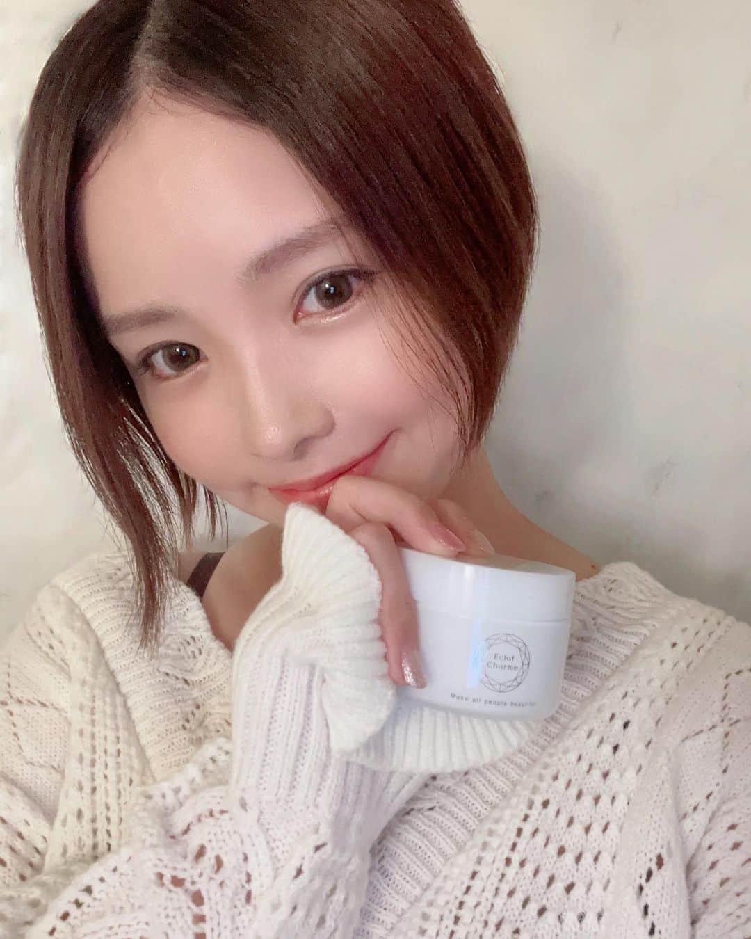 ゆうかさんのインスタグラム写真 - (ゆうかInstagram)「忙しいワーママに必須のオールインワンジェル🩵🩷@eclatcharme . ママに休みとかないし、特にワンオペ時の力強い味方‼️ . 医薬部外品のエクラシャルムは ヒアルロン酸や、メラニンの生成を抑える トラネキサム酸も贅沢に配合されていて、 しみやそばかすも予防してくれるの😍❣️ . １つで、化粧水・美容液・乳液・クリーム・パックを叶えてくれる商品🩵 . 保湿力がないと嫌なのですが、これはバッチリ大丈夫👌 . 初回が安いみたいだから、見てみてね！✨ @eclatcharme  . . #エクラシャルム #美容好きな人と繋がりたい #美肌になりたい #FABIUS #fabius_fan #pr #オールインワンジェル  #オールインワン #アラサー美容 #アラサーママ #3児ママ#ママ #美容液 #美容  #ワーママ#時短メイク  #ワンオペ育児ママ  #ワンオペ#ママ起業」8月27日 19時24分 - yuuka_japan