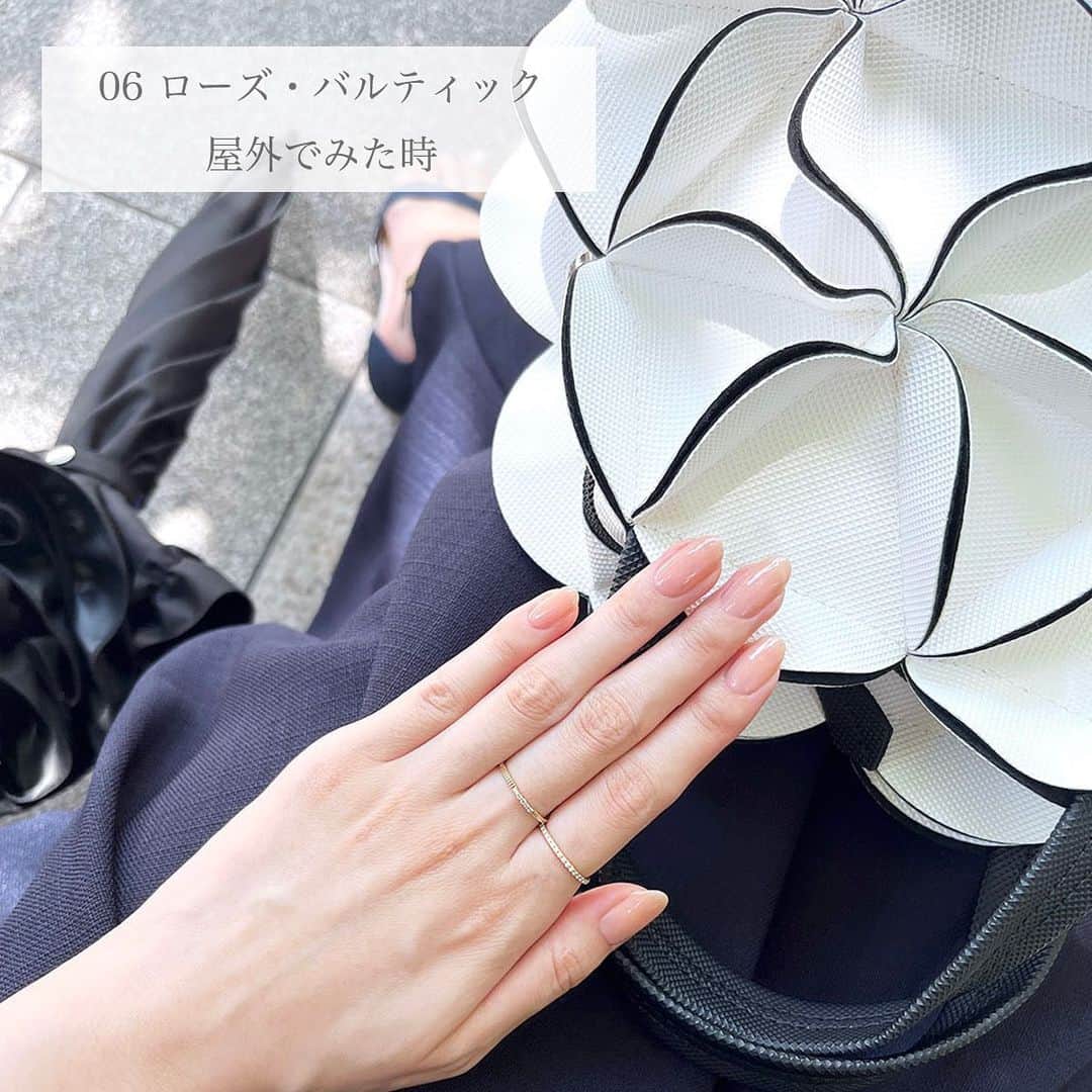 常岡珠希さんのインスタグラム写真 - (常岡珠希Instagram)「昨日のインスタLIVEでもご質問が多かったネイル。 ここ最近は月の半分以上はエルメスのネイルを使っています。 中でもナチュラルカラーのこちらの3色がお気に入り。  #エルメス #レマンエルメスヴェルニエマイユ 01 ローズ・ポルスレーヌ 03 ローズ・コキーユ 06 ローズ・バルティック  エルメスネイルは少しお高いのですが、この価格だとしても安いと思うほどいい！ ・自爪を引き立てる発色 ・乾き時間がちょうどいい ・太めブラシで塗りやすい ・指先がすっと綺麗に見える ・他ネイルよりネイル持ちがいい ・液体のゆるさがちょうどよく綺麗に塗れる  01は1年ほど使っていてほとんどないのですが、まだ液は固まっていません。かなり使っているので開けている時間も長いのに！ネイルの使用期限は大体1年ほどなので、1年ちゃんと使えるのも嬉しい。  そして悩むのは色選び。私はどれも好きなので1番は選べないのだけど… 01 乳白色。ホワイト系の上品ネイルが好き。 03  ピュアピンク。使いやすいピンクカラーが好き。 06 落ち着きピンクベージュ。肌馴染みのいいカラーが好き。 という感じで選ぶとよいかな。 3色は色味の違いがはっきりとあり、どれもナチュラルカラー！1度塗りだと薄めは色なので、濃さ調整はしやすいですよ〜！  このネイル自体、ネイル持ちがいいですがトップコートはもう5年ほど、バイナラクスをずっと使っています。@tamaki.tsuneoka のハイライト「Nails」に詳細まとめてあるのでこちらもチェックしてね〜！  また、より詳しいレビューは今日のブログにもアップ。 ナチュラルネイル好きな方はぜひチェックしてね！  #nail #エルメス #ナチュラルカラー #ポリッシュ #マニキュア #セルフネイル」8月27日 19時16分 - tamaki.tsuneoka