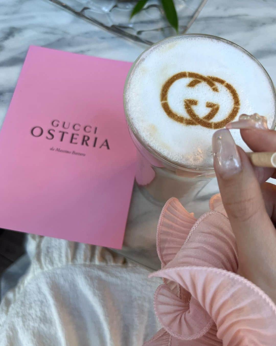 エリンコさんのインスタグラム写真 - (エリンコInstagram)「🩷💚🍧 . GUCCI OSTERIA 🎀 . 表参道にある @stringsomotesandoh と グッチのコラボへ💚 . 大きなかき氷を2人でシェアして カフェの時間を楽しんだよ🥰 . menu📝 ・Kakigori alla Pesca ¥3,960 ・Gucci Osteria Tokyo original caffè e llatte ¥1,320 . #表参道 #表参道カフェ #グッチ #グッチカフェ #GUCCI #gucciosteria #テラスカフェ #東京カフェ #東京スイーツ #カフェ巡り #カフェ #東京カフェ巡り #tokyo #えりんコーデ #えりんこヘアアレンジ #えりんこカフェ巡り」8月27日 19時18分 - erinko0315
