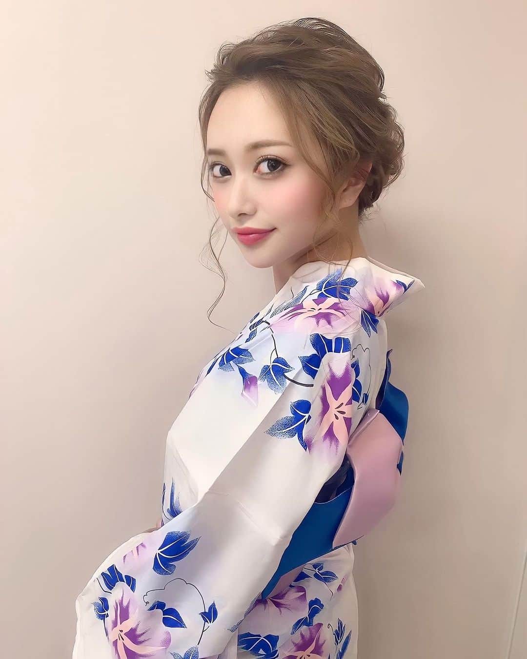 小川真葵のインスタグラム：「もうすぐ夏が終わっちゃう🎐  #花火大会 #夏祭り #浴衣 #浴衣女子」