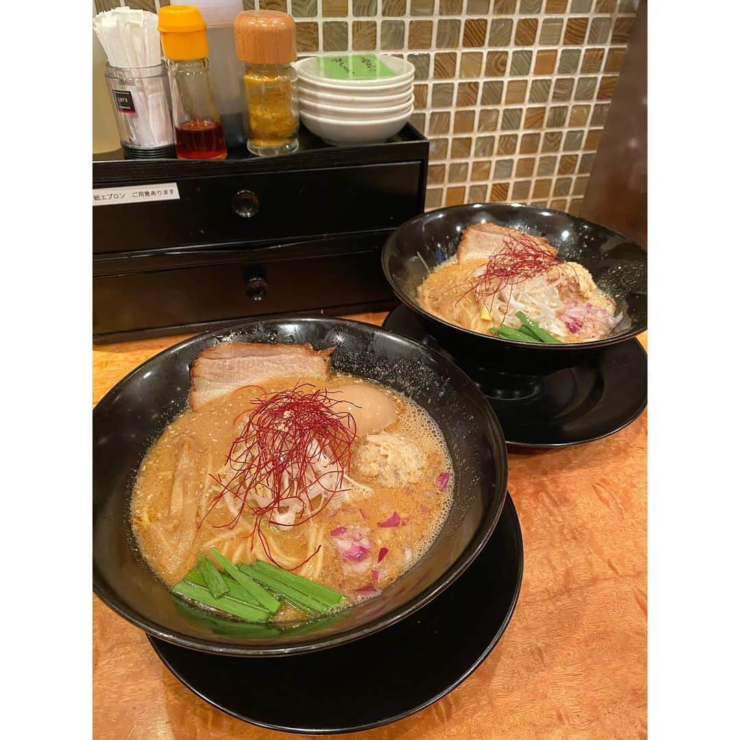 rainbowkwok2さんのインスタグラム写真 - (rainbowkwok2Instagram)「. 無性にラーメン食べたい日🍜  ラーメンは味噌派やから ずっと気になってた胡麻味噌ラーメンのお店へ🏮  味噌と鶏ガラの濃すぎない濃厚な旨味で 女性でも食べやすい🫶🏻  肉汁餃子は名前通りとってもジューシー🥟  大きすぎないから揚げは柔らかくて 何個でも食べれそう👏🏻  実はラーメン屋さんのチャーシュー丼が大好きで いつもラーメンでお腹いっぱいなるから諦めるけど テイクアウトできるって聞いて 2つお持ち帰り🥡  姫路にもあるみたいやし 今度近く行ったら寄ってみたいなー😋  ＿＿＿＿＿＿＿＿＿＿＿＿＿＿＿  @sarunosuke.osaka  📍  大阪府大阪市中央区東心斎橋2-6-10京谷ビル 1F  ☎️ 06-6786-8005  *定休日・水曜日  #心斎橋ラーメン#深夜ラーメン#味噌ラーメン#心斎橋深夜グルメ#チャーシュー丼#肉汁餃子#woomypr#ギョーザ#にんにく味噌ラーメン#から揚げ#大阪グルメ#大阪ランチ#大阪ラーメン#ミナミグルメ#心斎橋ディナー#難波グルメ#難波ランチ#難波ディナー」8月27日 19時22分 - sizu_oksam