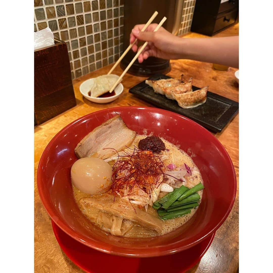 rainbowkwok2さんのインスタグラム写真 - (rainbowkwok2Instagram)「. 無性にラーメン食べたい日🍜  ラーメンは味噌派やから ずっと気になってた胡麻味噌ラーメンのお店へ🏮  味噌と鶏ガラの濃すぎない濃厚な旨味で 女性でも食べやすい🫶🏻  肉汁餃子は名前通りとってもジューシー🥟  大きすぎないから揚げは柔らかくて 何個でも食べれそう👏🏻  実はラーメン屋さんのチャーシュー丼が大好きで いつもラーメンでお腹いっぱいなるから諦めるけど テイクアウトできるって聞いて 2つお持ち帰り🥡  姫路にもあるみたいやし 今度近く行ったら寄ってみたいなー😋  ＿＿＿＿＿＿＿＿＿＿＿＿＿＿＿  @sarunosuke.osaka  📍  大阪府大阪市中央区東心斎橋2-6-10京谷ビル 1F  ☎️ 06-6786-8005  *定休日・水曜日  #心斎橋ラーメン#深夜ラーメン#味噌ラーメン#心斎橋深夜グルメ#チャーシュー丼#肉汁餃子#woomypr#ギョーザ#にんにく味噌ラーメン#から揚げ#大阪グルメ#大阪ランチ#大阪ラーメン#ミナミグルメ#心斎橋ディナー#難波グルメ#難波ランチ#難波ディナー」8月27日 19時22分 - sizu_oksam