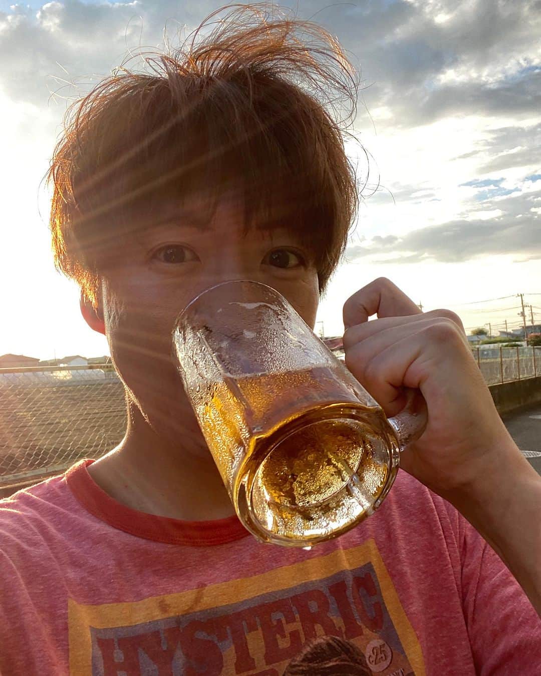 元木敦士のインスタグラム：「夜は涼しくなってきましたね😊 また来年の夏は外でキンキンビール飲みたいな⭐︎ お疲れちゃーん⭐︎😁😁  #ビール #GOODBYE夏男」