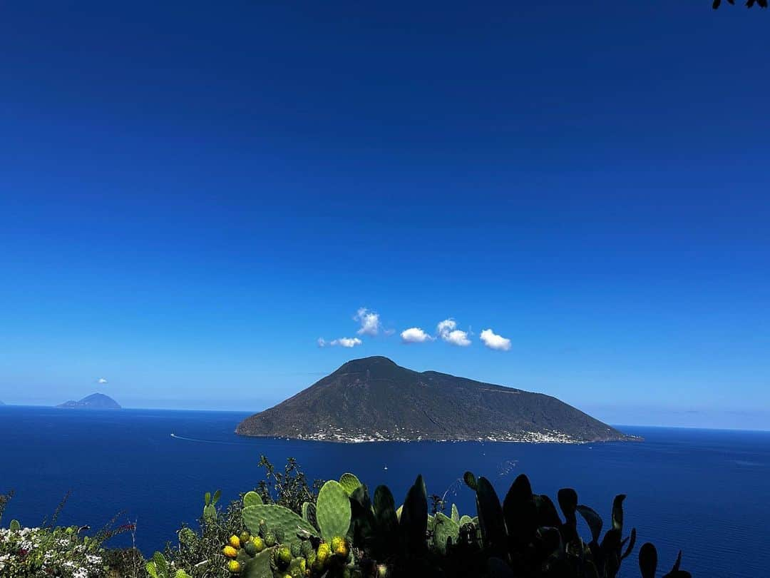 オム・ジウォンのインスタグラム：「#lipari  #sicilia」