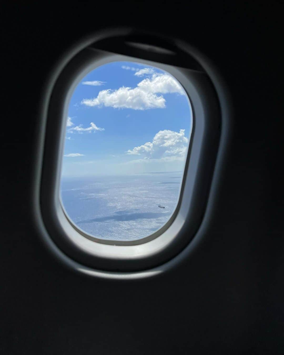 池田有里紗さんのインスタグラム写真 - (池田有里紗Instagram)「なんとも幸せな旅だったなあ..♡  飛行機の窓から見えるハワイの海が 綺麗だったのでシェア✨  #hawaii」8月27日 19時26分 - arisa.ikd