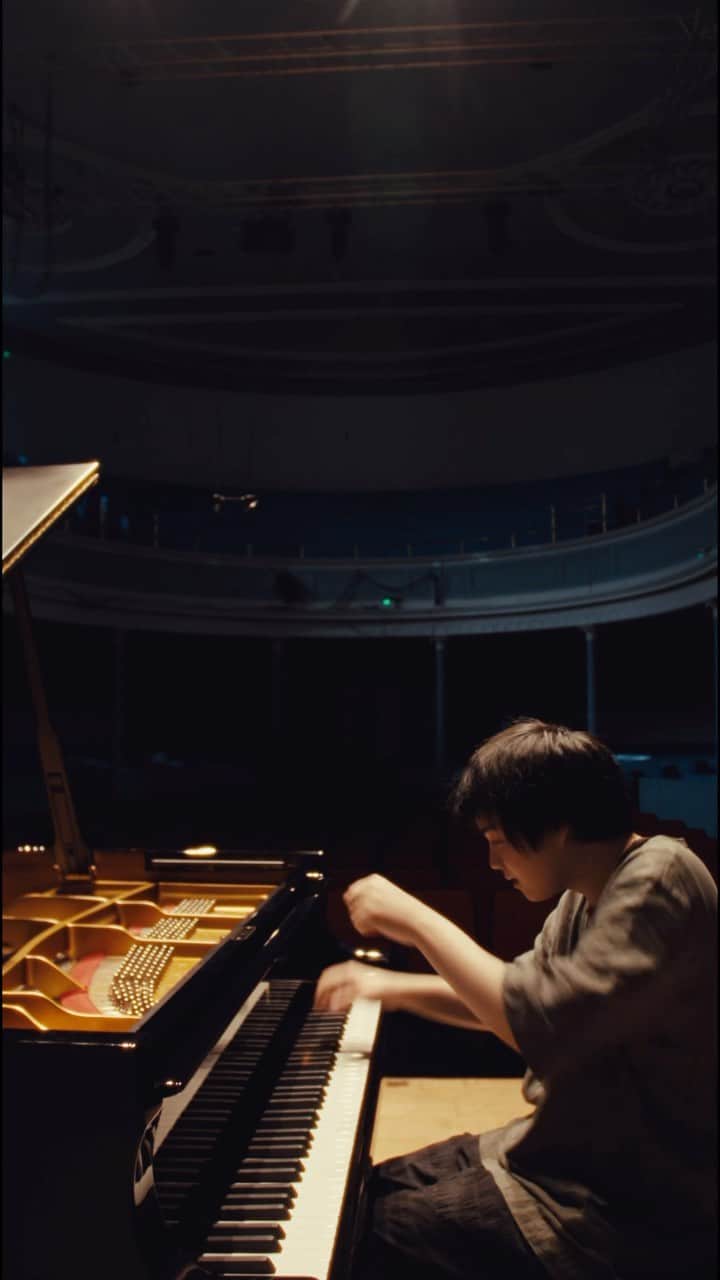 藤田真央のインスタグラム：「Magical Mozart by @maofujita_piano, captured in rehearsal before his @queens_hall recital last Friday #EdIntFest 💛」