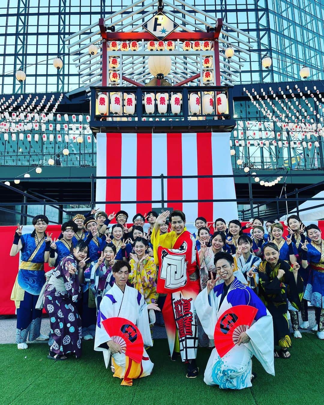 花園直道さんのインスタグラム写真 - (花園直道Instagram)「「超盆踊り」念願の北海道で楽しい時間を過ごせました！一緒に踊ってくれた皆さん！ありがとうございました😌2日目は雨のため中止となり残念でしたが、北海道のファンの皆さんにお会いできて良かった。また来年リベンジ‼️エスコン最高だった💫アメリカの球場みたい✨ またゆっくり来たいです💫  #北海道　#盆踊り　#エスコンフィールド #ファイターズ  #花園直道  #こころ万華鏡　#盆踊りバージョン #千年dance  #jpndance  @bonodorijapan  @jpndance87」8月27日 19時30分 - naomichi0819