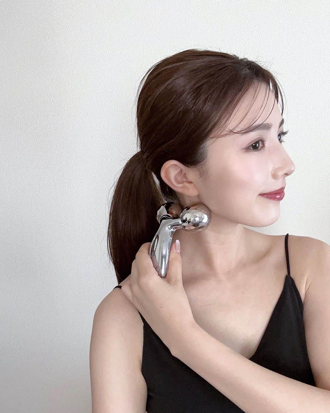 濱田あおいのインスタグラム：「. . あっという間に結婚式まで2ヶ月きった😳 最近は花嫁美容のひとつとして ReFa CARAT RAYを使って自分磨き🤍  私的にドレスを美しく着こなすためには 首〜デコルテと肩のラインが ポイントかなと思っていて👗💍✨ そのあたりを重点的にケアするのに ReFaがぴったり◎  お気に入りの使い方としては デコルテあたりは寝かせ気味にして優しく 首や肩周りは1箇所ではなく色んな方向から 往復させて、くまなくアプローチ！  お風呂上がりや、おうちで仕事している時の 隙間時間にさくっとやることが多いよーっ🕊️ 準備とか電源とかが必要じゃないところも 手軽さに繋がる嬉しいポイント🍃  ちなみに9月6日〜9月31日まで セプテンバーキャンペーンを実施するそう🌙 ぜひチェックしてみてねっ  残りのプレ花嫁期間、ReFaでケア がんばるぞーっ❤️‍🔥  @refa_mtg #リファ#Refa#PR#Refaタイム#おうち美容#プレ花嫁#プレ花嫁準備#プレ花嫁応援#デコルテケア#花嫁美容#2023秋婚#プレ花#結婚式準備」