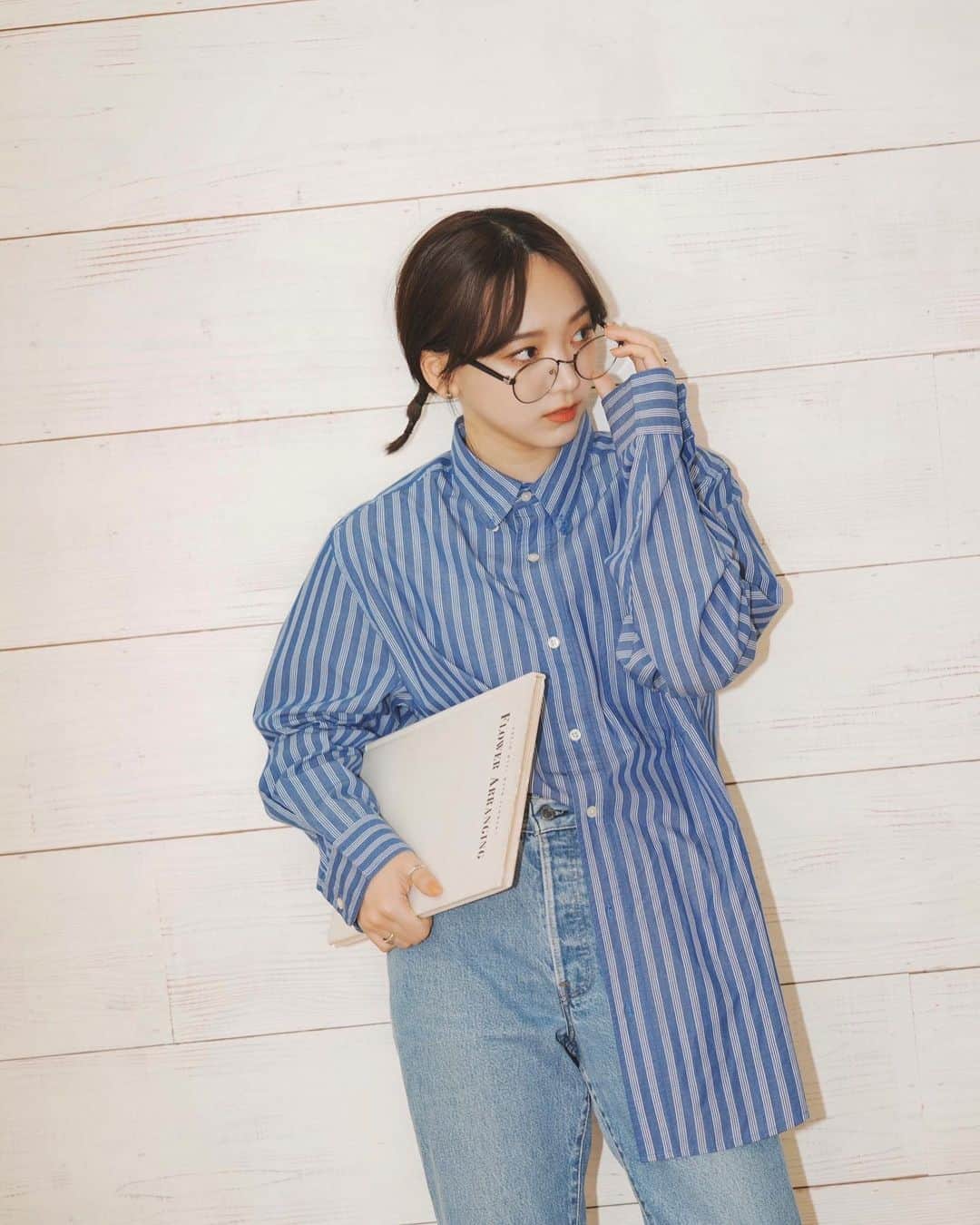かおこのインスタグラム：「作品撮り📸①  色んな服を着て、色んなヘアメイクをして、 素敵な写真を撮ってもらいました🎞  hairmake @star_sskrn  stylist @chika.y_stylist  photographer @takumishinoda   #作品撮り #作品撮りモデル #伊達メガネ #ストライプシャツコーデ #センター分け #デニムコーデ #読書」