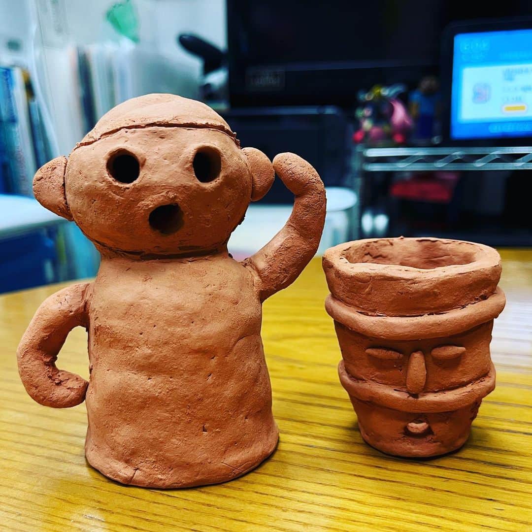 水谷さるころのインスタグラム：「はにわグランプリを経て、我が家に大蔵屋さんで作った埴輪がやってきた。一次審査を突破したお父さんの馬形ハニワはさすがである。そして何度見ても自分の作ったさるころちゃんハニワが怖すぎる。息子のハニワはかわいい。猫に落とされないようにトイレに飾ります😅」