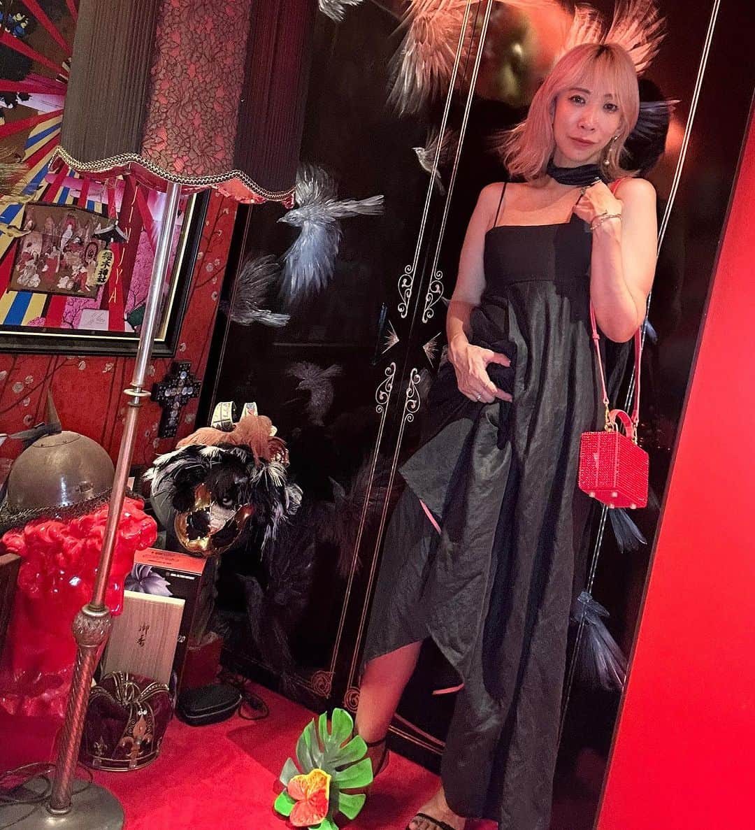 蜷川実花さんのインスタグラム写真 - (蜷川実花Instagram)「最近はまたエッジ効いた服を着たい気分になってるっぽい。 カラフルな服も好きだけど，黒ベースも大好き。秋に向けてまたお洋服選ぶのが楽しくなるな。10年，15年，前の服も引っ張り出して着てる。好きなものはあんがい変わらないのね。」8月27日 19時31分 - ninagawamika