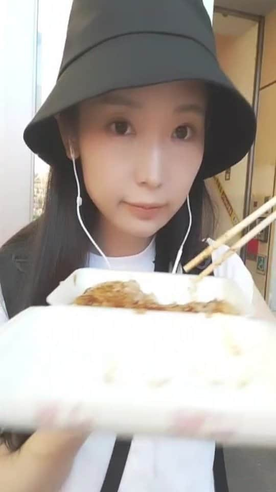 木嶋のりこのインスタグラム：「たこ焼きを食べて 十三シアターセブンでチラシを配る動画！  #十三 #十三グルメ#いずれあなたが知る話 #映画宣伝 #大阪グルメ」