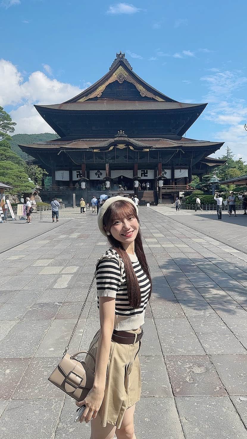 藤崎未夢のインスタグラム：「♡‬  長野 善光寺食べ歩きデート風🫶🏻  食べたのは ぬれおかきとねぎみそチーズおやきと味噌ソフトクリームだよ🍦 . .  #長野 #長野旅行 #長野観光 #善光寺」