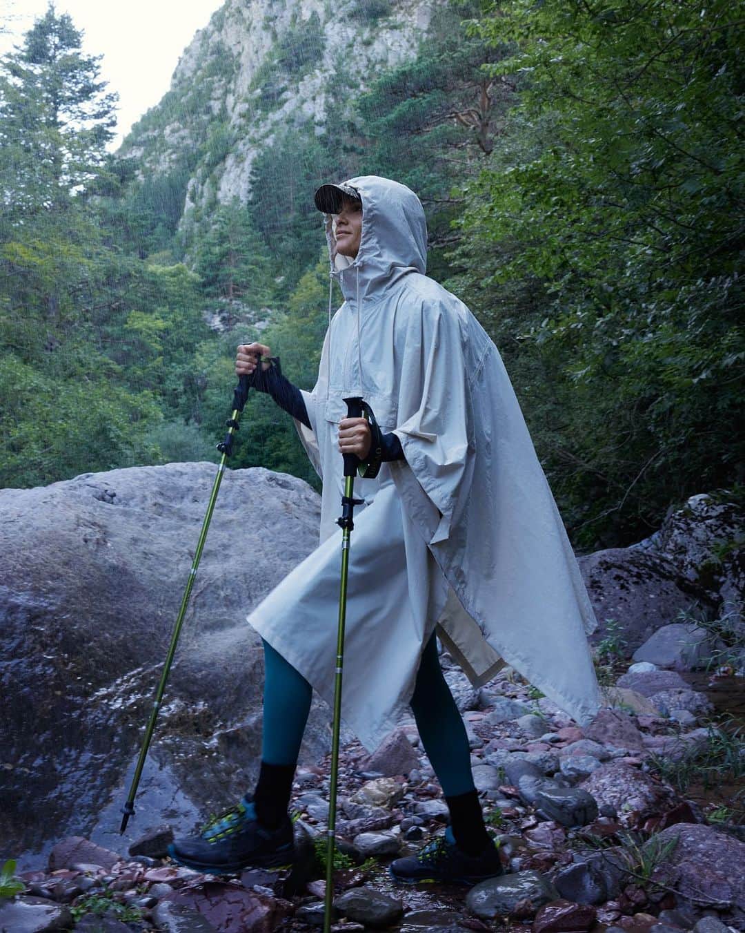 Oyshoのインスタグラム：「Protect yourself from the rain with the new water-repellent poncho . . . #oysho #newin #sport」