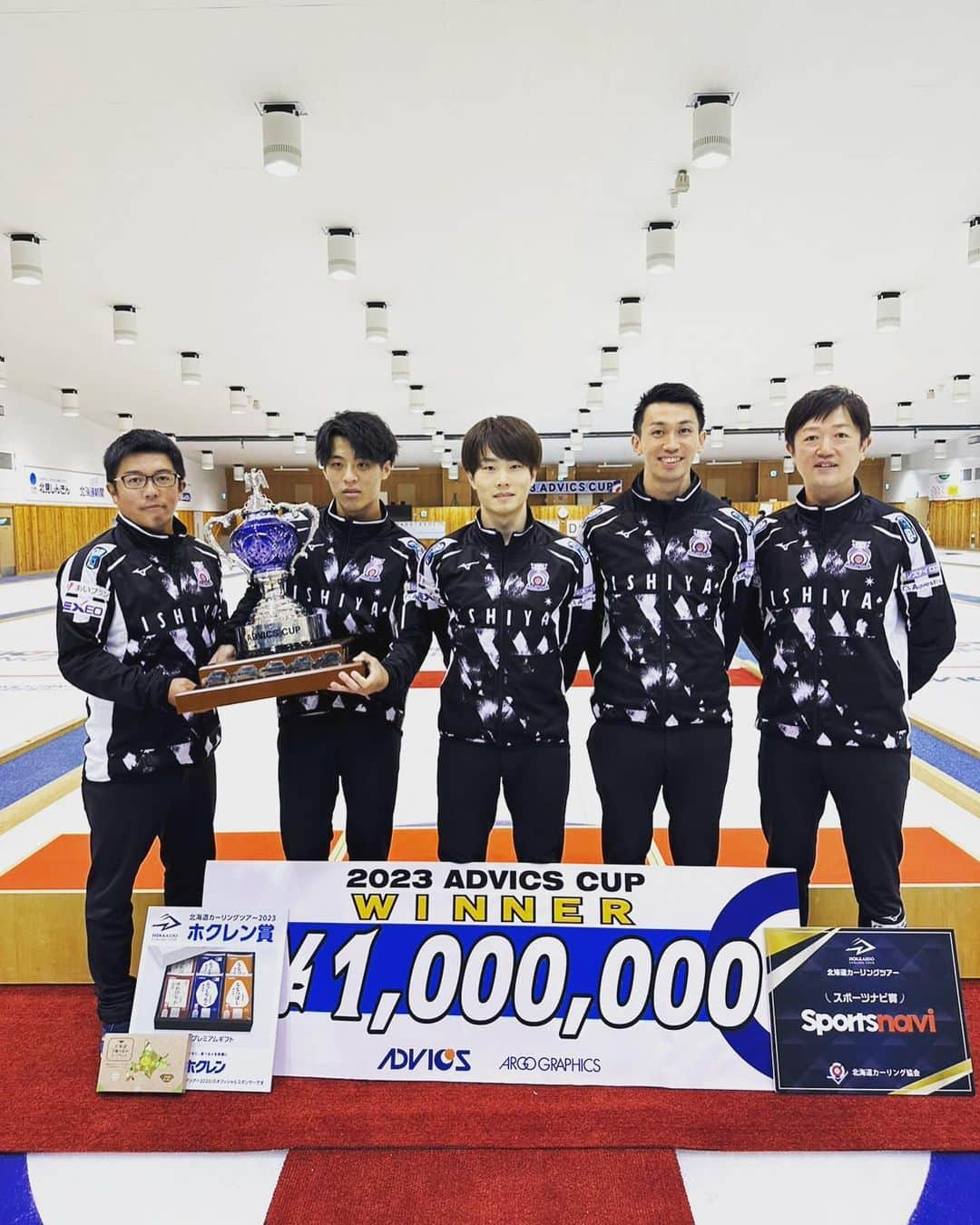 阿部晋也のインスタグラム：「アドヴィックスカップ優勝しました🏆 更に大会MVPスポーツナビ賞まで頂きました🎖️  アドヴィックス様、アルゴグラフィックス様を始めスポンサーのみなさん、大会関係者のみなさんありがとうございました。 そして沢山の応援ありがとうございました‼️ やっぱり有観客試合は試合のテンションも上がります🔥  次の大会はカナダツアーになると思いますが、詳細はまた近々お知らせしたいと思います🎙️  1ヶ月間戦ってくれた参加チームのみんな、お疲れ様でした👍  ©︎HCT2023  #コンサドーレ #consadole #コンサドーレカーリングチーム  #カーリング #curling #アドヴィックスカップ #アドヴィックス常呂カーリングホール #アドヴィックス #スポナビ  #ISHIYA #hardlinenation #あいプラン #シズナイロゴス #アクエスティ #永山運送 #エアルファースト #ミズノ」