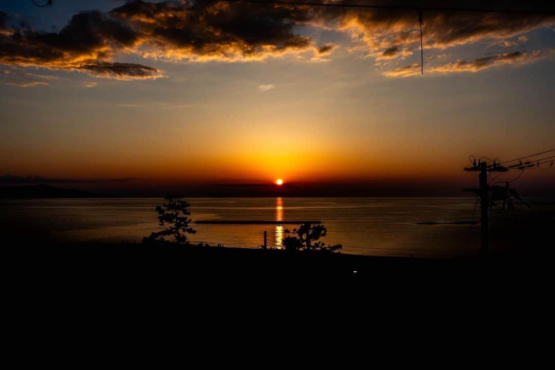 飯田貴之のインスタグラム：「••••• 水面に映る夕日が綺麗。  下書きしといて投稿していなかった。 なんとも自分らしい。  #a7iv#sigma#lrc」