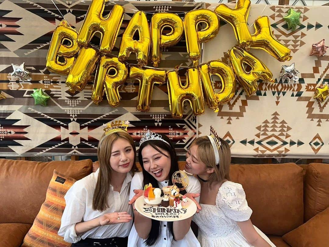 iScreamさんのインスタグラム写真 - (iScreamInstagram)「HINATA BIRTH DAY 2023.8.27💝🎂 ____________________  わたくしHINATA、 無事に19歳を迎えることができました！  @izakaya_exile にて皆さんと誕生日当日に お祝い出来て、凄く嬉しいです❤︎  毎年、沢山の方のおかげで最高な誕生日を 過ごせていますが、 今年もまたさらに幸せいっぱいです🥹  周りにいる人みんなが私を幸せにしてくれて感謝しかないです。  るいゆな今年もたっぷりお祝いしてくれました♪ 全てのお祝いから愛を感じて、 私を考えながら準備してくれたんだろうなと思うと愛おしい💝 ありがとうっ  19歳も「HINATA WORLD」全開で 突き進みますので、 引き続き宜しくお願い致します！  HINATA  #iScream #アイサケ #0827 #ひなた19歳になる #RUI #YUNA #HINATA」8月27日 19時39分 - iscream__official