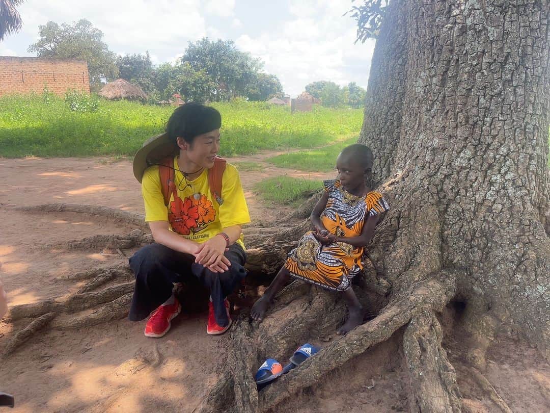 24時間テレビ42 愛は地球を救うのインスタグラム：「. ◥◣明日のために、つながろう◢◤  国際NGOを通じて ウガンダの少女・アンジェラちゃんを 支援している #有働由美子   5年ぶりに会いたい。 7歳になった彼女は元気にしているのか✨  久しぶりに訪れた ウガンダを有働がリポート🇺🇬  #走ってなんぼの24時  #つながる24時間テレビ  #なにわ24」