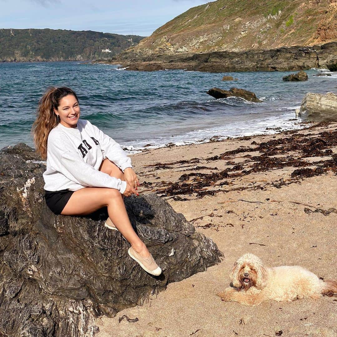 ケリー・ブルックのインスタグラム：「Teddy’s Holiday to Salcombe 🦀💕🐚🦞🐶🐾🦴⚓️🚤」