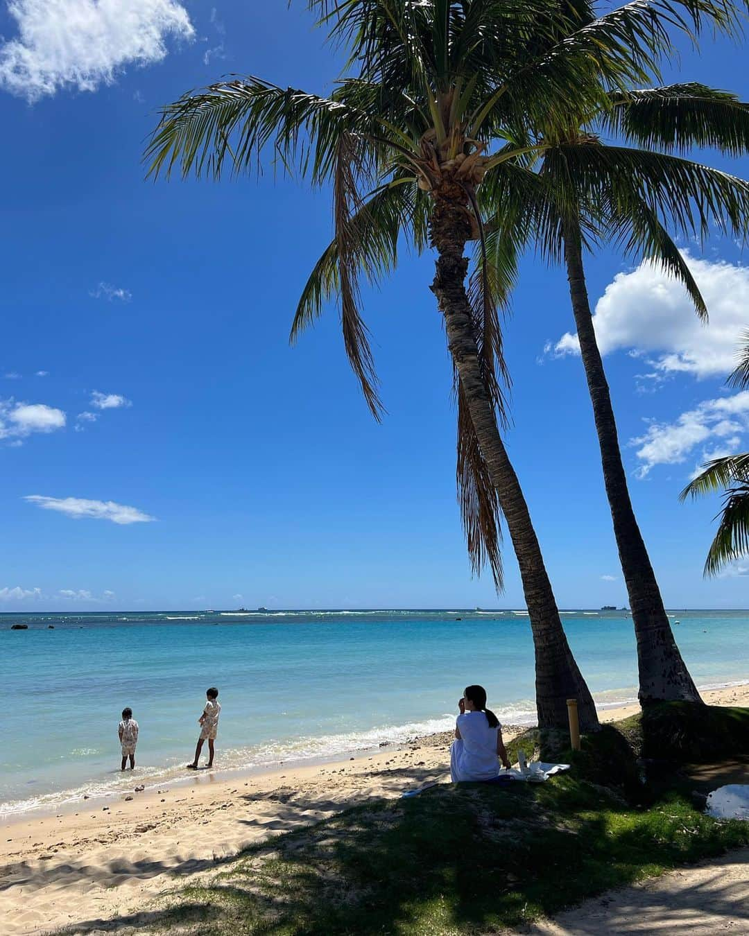 春名亜美さんのインスタグラム写真 - (春名亜美Instagram)「@ethelsgrill_kalihi でtake outをして、ビーチでlunch🏝️  Hawaiiは全然蒸し暑くなくて、木陰は風も吹いて涼しい🌴  私は @ethelsgrill_kalihi の甘辛なガーリックチキンが大好物です🍗 セットで付いてくるお味噌汁も最高😋  息子達はランチよりも海🐠 目の前の海のおかげで、 「早くいこーよー！」って言われずに、ゆーっくりlunch出来た☺️  #ethelsgrill #beach #ll_旅記録 #ハワイ #hawaii #子連れハワイ #alamoanabeachpark」8月27日 19時44分 - amiharunaami