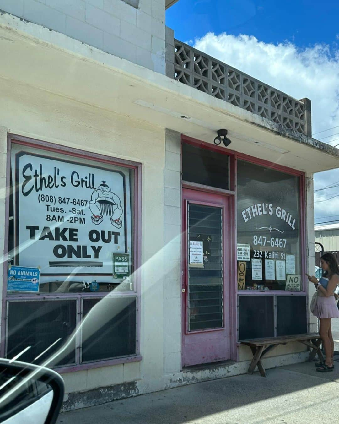 春名亜美さんのインスタグラム写真 - (春名亜美Instagram)「@ethelsgrill_kalihi でtake outをして、ビーチでlunch🏝️  Hawaiiは全然蒸し暑くなくて、木陰は風も吹いて涼しい🌴  私は @ethelsgrill_kalihi の甘辛なガーリックチキンが大好物です🍗 セットで付いてくるお味噌汁も最高😋  息子達はランチよりも海🐠 目の前の海のおかげで、 「早くいこーよー！」って言われずに、ゆーっくりlunch出来た☺️  #ethelsgrill #beach #ll_旅記録 #ハワイ #hawaii #子連れハワイ #alamoanabeachpark」8月27日 19時44分 - amiharunaami