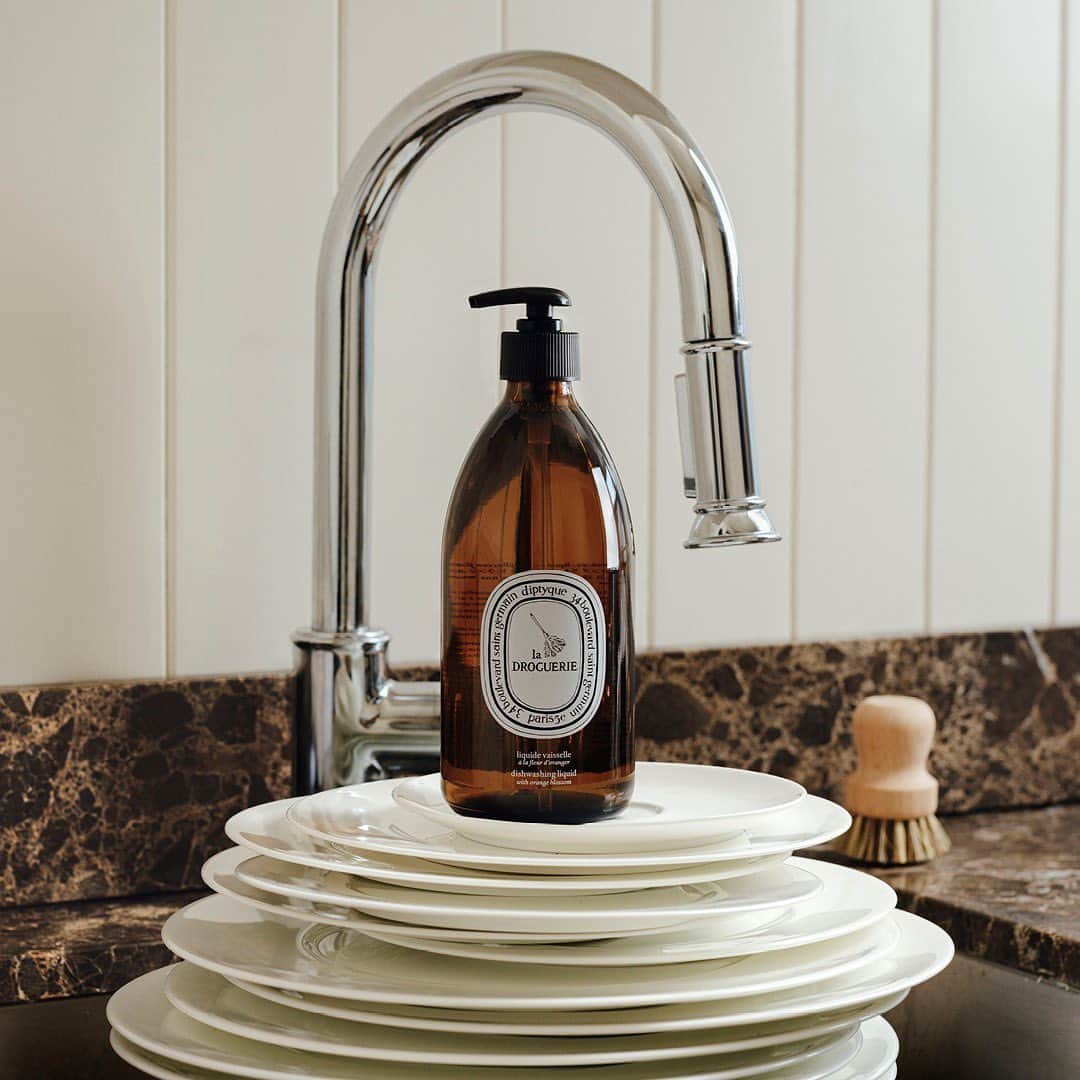 ディプティックのインスタグラム：「Its beauty is matched… …only by its efficacy. Diptyque's La Droguerie dishwashing liquid cleans and degreases while diffusing accords of orange blossom, mandarin and basil. In perfect harmony.」