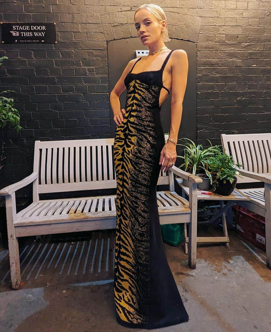 のインスタグラム：「I’ve loved almost every minute of playing Katurian all summer and i’m going to miss getting all dolled up after every show with my @kyledevolle . I can’t believe it’s the last week !」