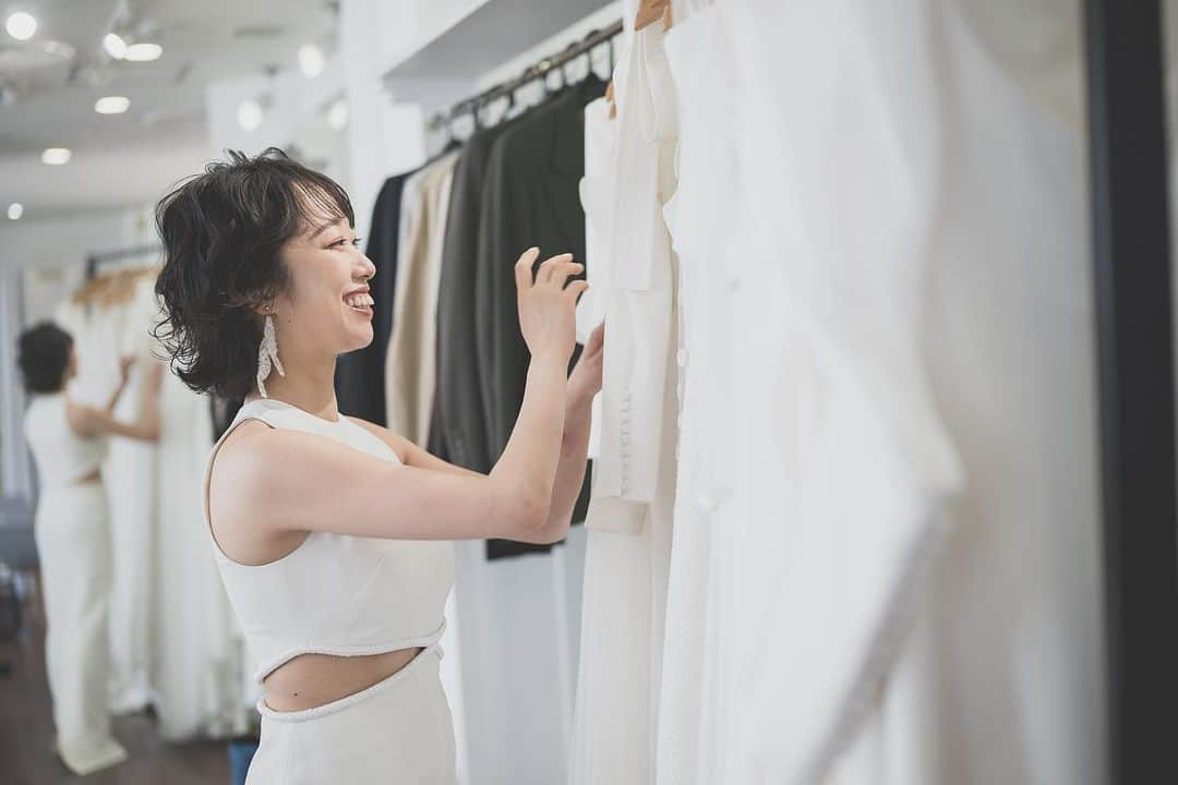 ヴィラデマリアージュさいたまのインスタグラム：「⠀   MAISON DE BLANCHE SAITAMA SALON  パーソナルカラー・ボディスタイル診断から始まる 国内唯一のウエディングドレスショップ  『科学的に究極の美をご提案する』というコンセプトを掲げ お客様の「好き」×「似合う」をマッチさせる 提案型のTotal Beauty Select shopです。  花嫁様はもちろんのこと全ての女性の本物の美を完全サポートいたします。 出会う女性の皆様が美しく、そして自信に満ち溢れ、 人生がより豊かになりますように。  ...  ヴィラ・デ・マリアージュさいたま内に MAISON DE BLANCHE SAITAMA SALONを併設。  花嫁様一人に、 専属のヴィザジストが一人。  ドレスだけでなく、当日のヘアメイク、 立ち振る舞いから 会場に合わせたトータルコーディネートの提案まで、 その全てが『科学的な美』に基づくもの。  パーソナルカラー・ボディースタイルの知識を持つヴィザジストは ドレス・ヘアメイクまであなたの〝美〟に関わる全てに携わります。  私たちヴィザジストがあなたの魅力を最大限に引き出し 最高の結婚式〝ボンマリアージュ〟へと導きます。  ..  About Contents...  ウエディングドレス・カラードレス・タキシード ブライダルヘアメイク・メンズオーダータキシード パーティードレス・リンパエステ フォトウエディングプロデュース 立ち居振舞いレッスン・メイク講座 etc...  #maisondeblanche  #weddingdress  #ウェディングドレス #メゾンドブランシュ #結婚式場探し  #日比谷パレス #ヴィラデマリアージュ #エネコ東京 #メゾンプルミエール  #結婚式準備 #ドレス迷子 #ドレス試着 #ドレス試着レポ #インポートドレス #ウェディングフォト #フォトウェディング #インポートドレス #プレ花嫁 #美容好きな人と繋がりたい #おしゃれさんと繋がりたい #ドレススタイリスト #ヴィザジスト #ドレスショップ #トータルビューティーセレクトショップ #ブランシュブライズ」