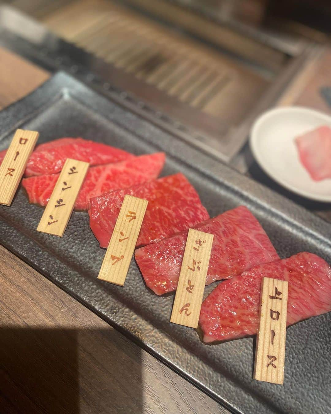 にゃんさんゴルフさんのインスタグラム写真 - (にゃんさんゴルフInstagram)「中目黒で焼肉〜🍖💕  持っているのは 帰りにお土産でもらったみかん飴🍊🤣  バジル冷麺さっぱりしてて美味しかったなぁ〜🥳🌿  #中目黒グルメ#焼肉りんご#特選5種盛り #希少部位#自家製冷麺#バジル冷麺#焼肉 #焼肉好きな人と繋がりたい  #pr#nakameguro#yakiniku」8月27日 19時51分 - miiiii0228