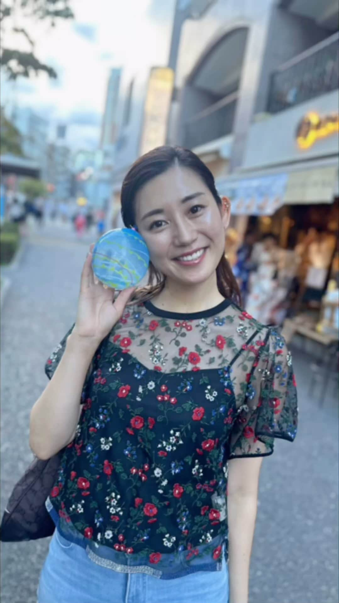 佐々木瞳のインスタグラム：「【麻布十番納涼まつり🎐】  4年ぶりに開催された麻布十番納涼まつりに @hokawakanonn ちゃんと行ってきました🎐 はじめて行きましたが、すごい賑わい！！  お目当てのトリュフ焼きそばは速攻で売り切れで、 うなぎと牛肉コロッケを食べて、ヨーヨー釣りでは1つゲットし、夏祭りを楽しみました☀️  東北からも出店が出てて、 福島県いわき市からは、さんまのぽーぽー焼きなどののぼり旗が見えましたが、人が凄すぎて行き着けず。。😅 福島の海鮮は、近々、福島に行ったときにお腹いっぱい食べたいと思います🐟🐟🐟✨  #麻布十番納涼まつり #夏祭り #夏グルメ #東北グルメ #福島グルメ  #福島 #福島の復興 #fukushima #ふくしまからはじめよう #futurefromfukushima #福島県 #東北 #イベント #東日本大地震 #復興 #応援 #応援団長 #福島応援 #防災 #trip #travel #地域 #ちいきぐらむ #地域活性化 #地域密着 #地域貢献」