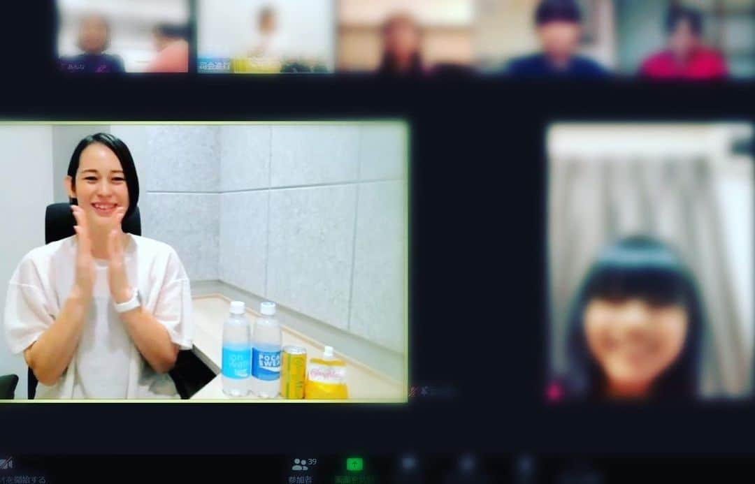 大山加奈さんのインスタグラム写真 - (大山加奈Instagram)「. 先日、スギ薬局グループさまと 大塚製薬さまの共同企画である オンラインバレーボール教室が 開催されました‼︎ . 抽選で選ばれた 西小ジョイフルのみなさん 新潟南JVCのみなさん 久居東中学校のみなさんからの 質問に答える形で交流✨ . あっという間過ぎて もっとみんなの質問に 答えてあげたかったし みんなの話も聞きたくて 時間が全然足りなかったです💦 . 画面上ではありますが 遠く離れていても こうして繋がれて交流ができるって 素敵ですね☺️✨ 参加してくれたみんな たくさんの質問ありがとう🥰 . 今度はぜひ一緒に バレーボールしましょうね☺️✨ . . 素敵な時間を作っていただきました スギ薬局グループさま 大塚製薬さま ありがとうございました‼︎‼︎‼︎‼︎ . . #オンラインバレーボール教室 #バレーボール教室 #スギ薬局#大塚製薬」8月27日 19時52分 - kanaoyama0619