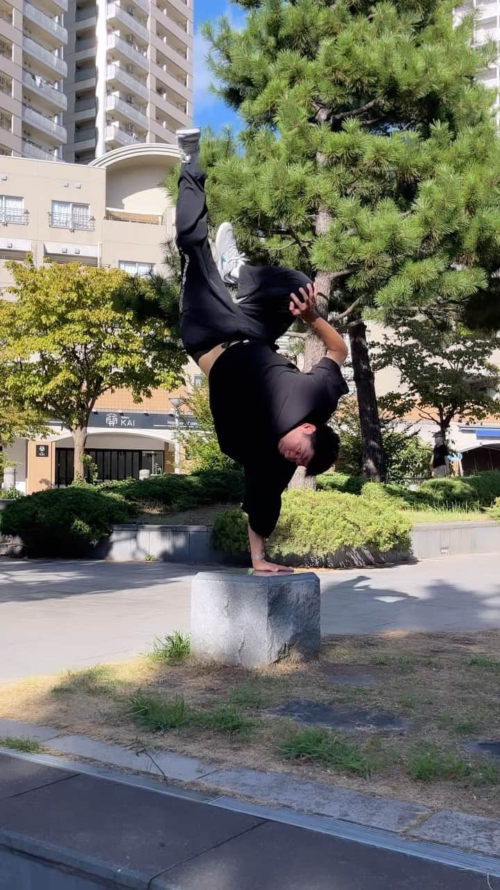 ASHITAKAのインスタグラム：「Handhop everywhere😆💪 どこでもラビットするよー！  👕 @forget_never_clothing   🐇follow me🐇 逆立ち世界一ダンサー  @ashitaka1018  #handhop #breakdance #trickandcombo #逆立ち #freeze #ブレイクダンス #ギネス世界記録 #guinnessworldrecord #tatestyle #ワンラビ #forgetneverclothing #新潟」