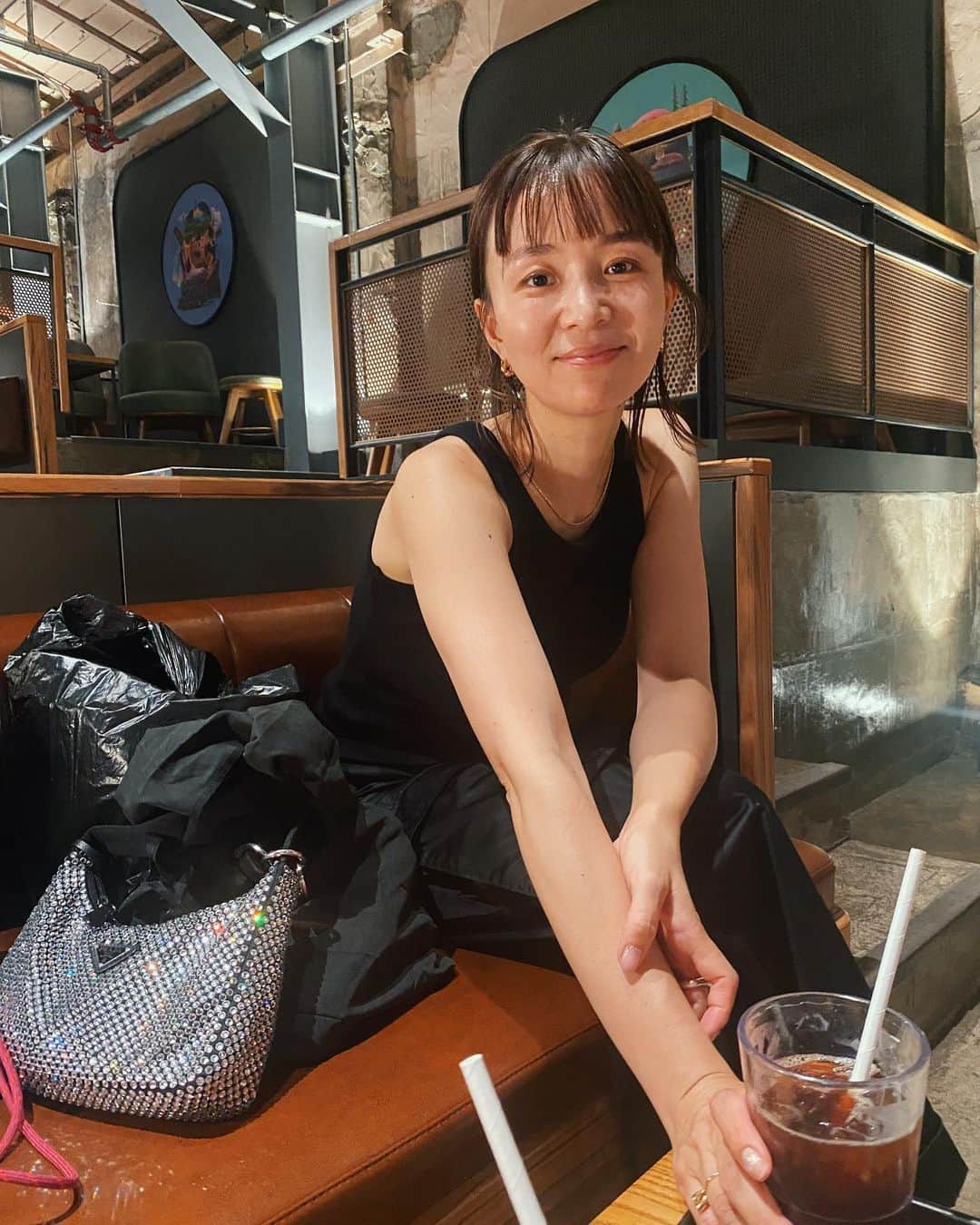 金子渚のインスタグラム：「京東市場にある昔の劇場の跡地につくってあるスタバ☕️  広いし音が響かなくてリラックスできる素敵な空間でした 韓国、日本と同じ暑さで歩き回ってヘトヘトになった🫠」