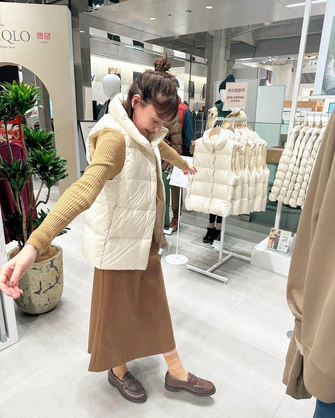 トリンドル玲奈さんのインスタグラム写真 - (トリンドル玲奈Instagram)「「UNIQLO LifeWear Exhibition 2023FW in TOKYO」に遊びにきました🤎  ダウンは軽くて、さらにフワフワに進化していたし、重ね着したい秋冬の服がたくさんでした♡  楽しかったなぁ〜😊  「UNQLO CREPE」のキッチンカーもあるらしいのです😋😚  この日着ている服ももちろん全身ユニクロ。 水色とブラウンを合わせるの大好き！  この日のメイクも載せてみたから、 最後まで見てみてください🧸  #UNIQLO  #LifeWear　 #UNIQLO2023FW」8月27日 19時54分 - toritori0123