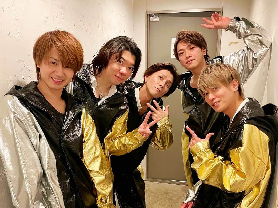 田中純弥のインスタグラム：「9.22にまたこのメンバーでライブしてみます😗✨ どうしましょー😗 お時間あれば是非✨  あ、あと個展イベントのライブペイント&トークショーのプレミアム配信期限は今日の23:59までです✨ お時間あれば是非是非😗✨  【タイトル】 HARU presents 「JUMP AROUND vol.31」  【日程】 2023/9/22(金)  【会場】 西永福JAM  【時間】 Open 18:00 Start 18:30  【出演】 HARU / あっただろう(田中純弥・尾身和樹・三浦勉・田中大樹・大堀治樹) /  KEN5 from 5J / 松永一哉  【Ticket】 前売り ¥3,500- (1D別) 当日 ¥4,000- (1D別) ツイキャスプレミア配信 ¥2,500- 配信ディスカウントチケット ¥2,000-(来場者限定購入可)  「ディスカウント配信チケット」とは.. ・ライブにご来場頂いた方限定で、 通常より500円ほどお安い [¥2,000-]で配信チケットをお買い求めいただけます。 ・当日の「事前物販」「終演後物販」に、HARU物販にて販売させていただきます ・ご購入時に、お目当てのアーティスト様をお伺いいたします。  【観覧チケット予約】 https://tiget.net/events/266437 ※2023/8/25(金)20:00〜  【配信チケット販売】 https://twitcasting.tv/nishieifukujam/shopcart/256278 ※2023/9/15(金)12:00〜  【入場順】 1.Tiget予約 (整理番号順/A1〜) 2.アーティスト予約 (来場順) 3.当日」