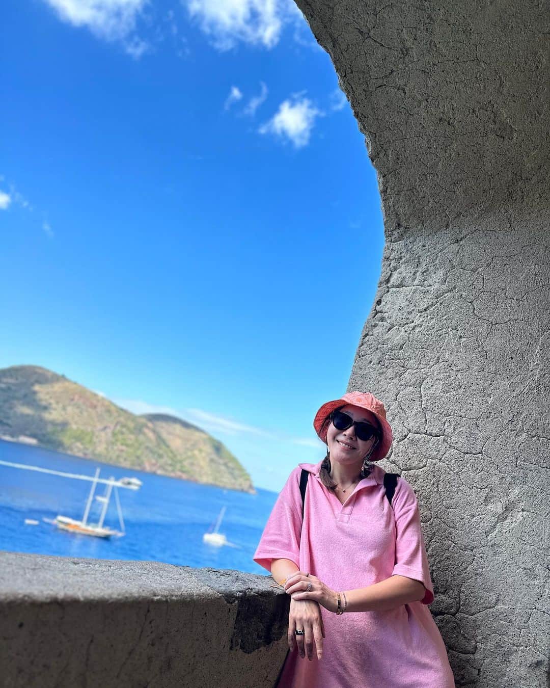 オム・ジウォンさんのインスタグラム写真 - (オム・ジウォンInstagram)「제 뒤에 보이는 섬은  #salina 에요.  제가 좋아하는 영화 #ilpostino 의  배경이 되었던 아름다운 섬이에요.  여행에서 제가 좋아했던  영화속 도시나 장소를 마주할 때의 감동과 행복이 참 좋습니다.  그 시간이 함께 소환되기도 하고요..   날이 좋을때 #에올리에제도  의 7개 섬을 볼 수 있다고 했는데,  운이 좋게 모든 섬들을 볼 수 있었어요   #italy #sicilia」8月27日 19時56分 - umjeewon
