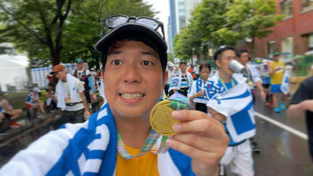 堀内大輝さんのインスタグラム写真 - (堀内大輝Instagram)「.  北海道マラソン 今年もなんとか完走🏃‍♂️  緩んでる自分に喝を入れ、辛抱強く耐える 年に一度のいい機会でもあるんです。  写真は  メダルもらったとき→ゴール直後→スタート😂 顔の変遷…  湿気もある、大雨で雷雨、途中道路は水浸し、、、 なかなかのコンディションでした😭  今年は練習というかランニングを 月1回くらいしかしてなかったから（しなさい） 絶対にペースを上げずに 6時間かけて完走することだけを考えて走りました！  そして毎年ですが 途中の吹奏楽の演奏で泣きそうになりました… ほんとに元気出る😭 おジャ魔女カーニバル聞いた瞬間に 体が軽くなってさらに2キロ走れました！  沿道で僕の事を認識して 声かけてくれた視聴者のお二方、 ありがとうございました！！ おかげでラスト2キロ頑張れました！！  また来年…！！😗  #北海道マラソン #マラソン #フルマラソン #札幌 #金メダル #アナウンサー #完走」8月27日 19時57分 - hbc_daikihoriuchi