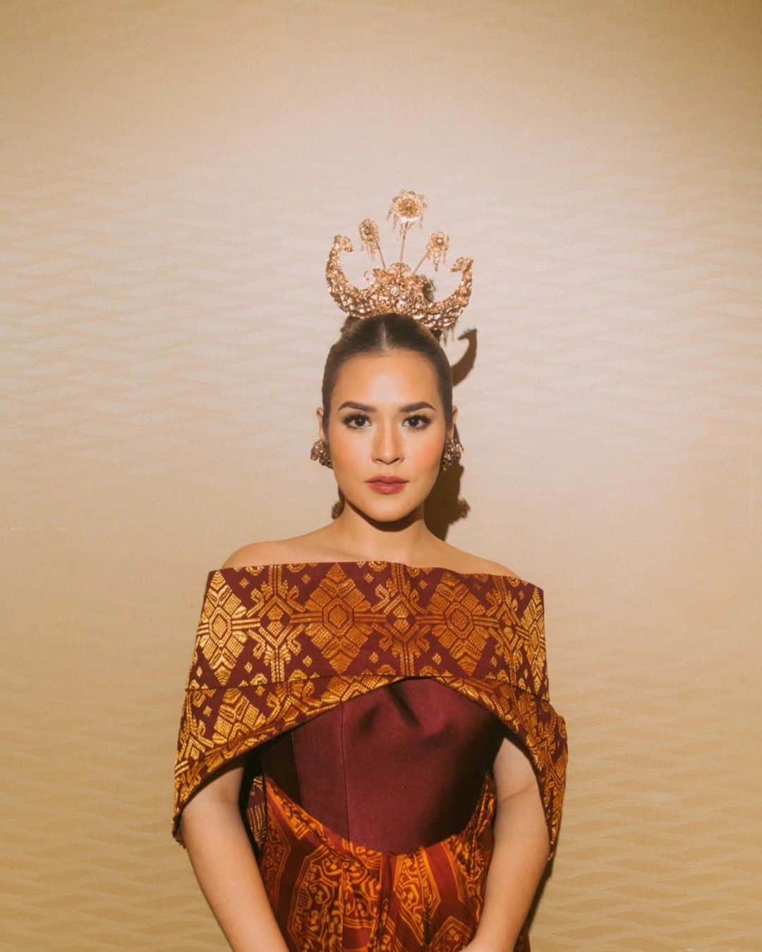 Raisa Andrianaさんのインスタグラム写真 - (Raisa AndrianaInstagram)「Makeup // @ferryfahrizal  Hair // @ibaayy___ Stylist // @astecat @baloarenthus.lie  Dress // @erasoekamto Headpiece // @rinaldyyunardi  Photo // @davianakbar」8月27日 19時57分 - raisa6690