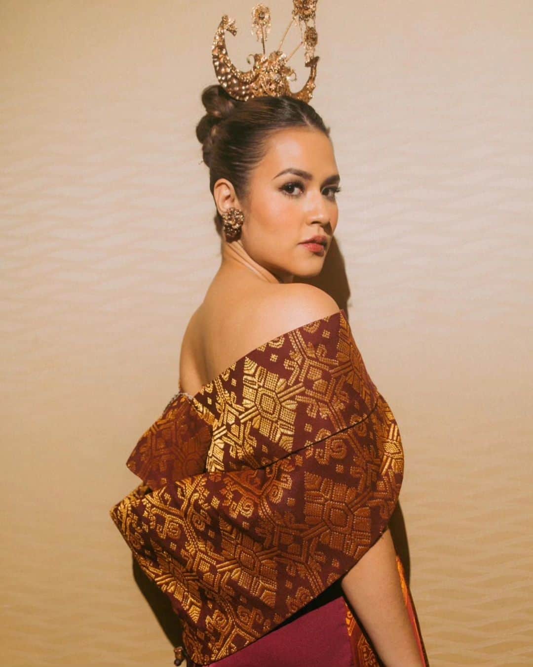 Raisa Andrianaさんのインスタグラム写真 - (Raisa AndrianaInstagram)「Makeup // @ferryfahrizal  Hair // @ibaayy___ Stylist // @astecat @baloarenthus.lie  Dress // @erasoekamto Headpiece // @rinaldyyunardi  Photo // @davianakbar」8月27日 19時57分 - raisa6690
