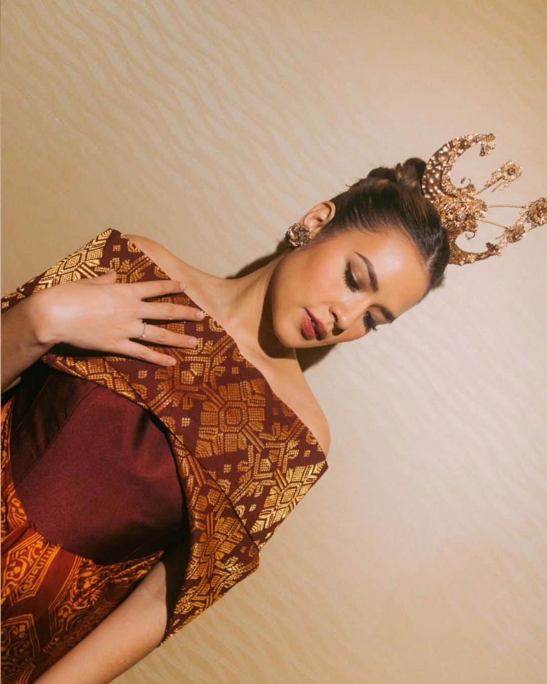Raisa Andrianaさんのインスタグラム写真 - (Raisa AndrianaInstagram)「Makeup // @ferryfahrizal  Hair // @ibaayy___ Stylist // @astecat @baloarenthus.lie  Dress // @erasoekamto Headpiece // @rinaldyyunardi  Photo // @davianakbar」8月27日 19時57分 - raisa6690