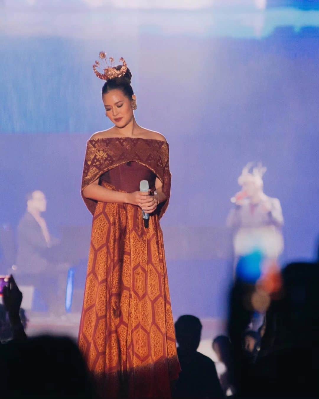 Raisa Andrianaのインスタグラム：「Makeup // @ferryfahrizal  Hair // @ibaayy___ Stylist // @astecat @baloarenthus.lie  Dress // @erasoekamto Headpiece // @rinaldyyunardi  Photo // @davianakbar」