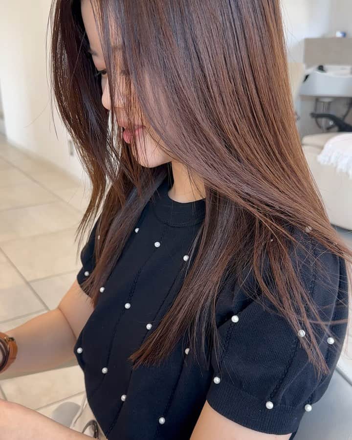 横井佑弥のインスタグラム：「美髪女子急増　 (before⇨3枚目) うねりや広がり、ボリュームを抑えて 自然な地毛のようなストレートしますー！  朝のスタイリングも楽チンです✂︎  #美髪矯正 #やさしげ」