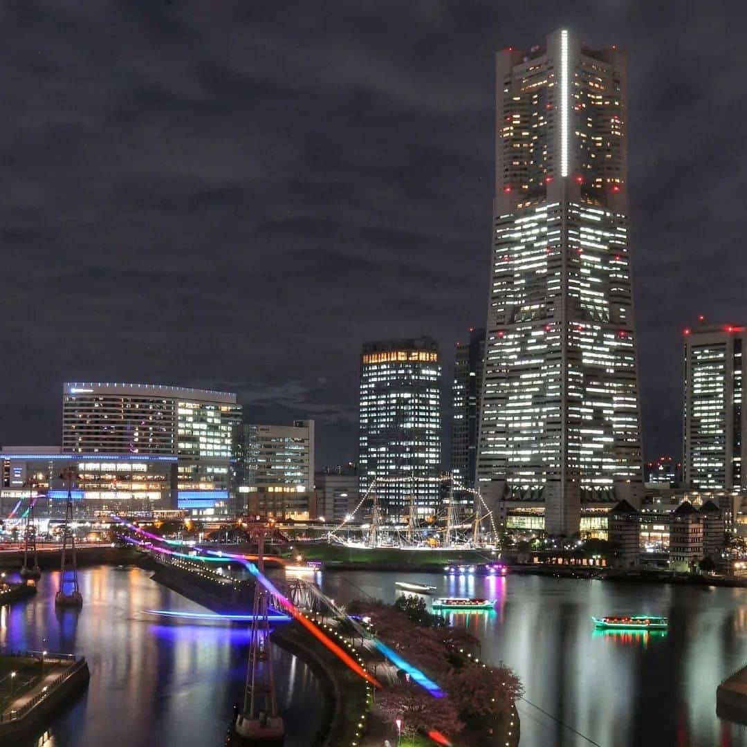 横浜ロイヤルパークホテルさんのインスタグラム写真 - (横浜ロイヤルパークホテルInstagram)「… みなとみらいの絶景をご紹介📷  ライトの鮮やかな色彩によって横浜ランドマークタワーの夜景の魅力が伝わる1枚🌃  カラフルな光と横浜ランドマークタワーのコントラストによって、タワーの存在感がより一層引き立ちます。  photo by @yokoo2104 様 素敵なお写真ありがとうございます。  Experience the vibrant hues of Minato Mirai's illuminated night view. Discover an enchanting world that contrasts with the daytime and immerse yourself in its beauty.  … 空と隣り合う「横浜ロイヤルパークホテル」 @yokohamaroyalparkhotel  #横浜ロイヤルパークホテル #yokohamaroyalparkhotel #royalparkhoteljp #ロイパ #横浜ロイパ #横浜ランドマークタワー #ランドマークタワー #ホテル #hotel #ラグジュアリーホテル #luxuryhotel #横浜ホテル #みなとみらいホテル #国内旅行 #横浜旅行 #横浜観光 #みなとみらい観光 #myyokohama #travel_japan #travel_jp #yokohamatrip #yokohamatravel #yokohamahotel #ランドマークタワーの景色 #横浜風景 #横浜カメラ部 #横浜写真部 #yokohamaview」8月27日 20時00分 - yokohamaroyalparkhotel