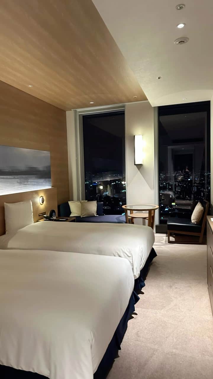 前田穂香のインスタグラム：「人生初めての名古屋旅行🫶 しかもさゆりと初めて旅行やった💙 ホテルの夜景が綺麗すぎた😩 . #名古屋 #名古屋旅行 #名古屋ホテル #夜景が綺麗 #夜景が見えるホテル」