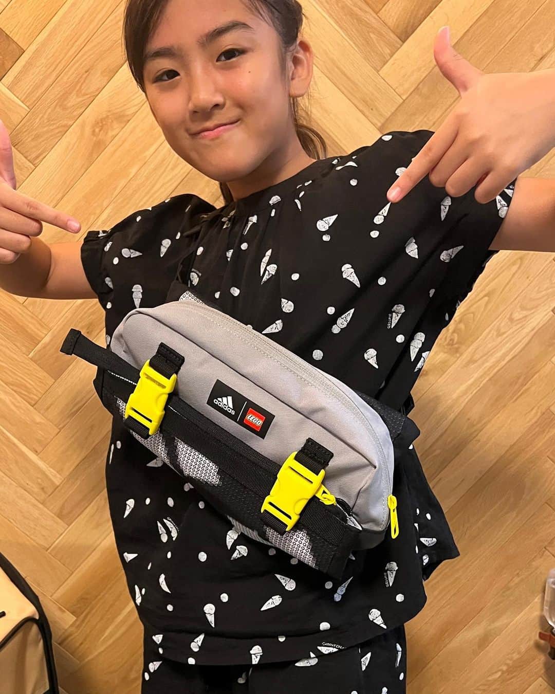 kougeishaのインスタグラム：「あちゃのお気に入り❤️ レゴとadidasのコラボのkidバッグ👜 #レゴ  #adidas」