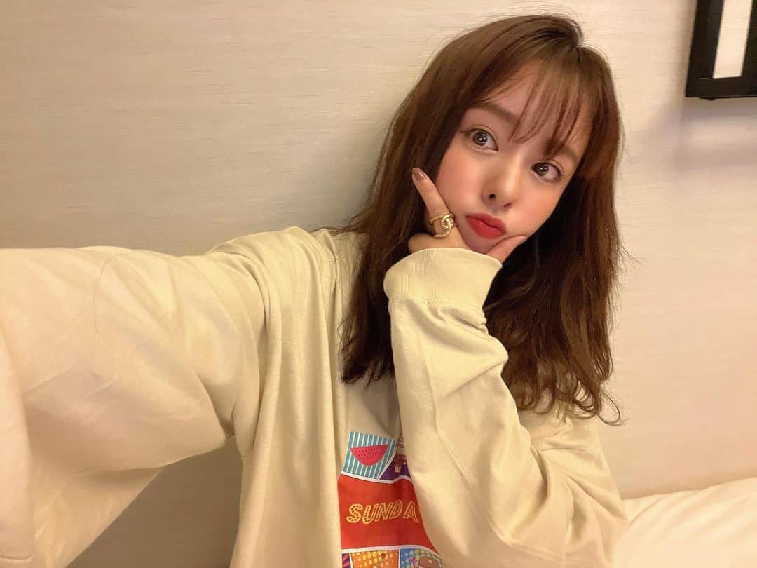 山田菜々のインスタグラム：「旅先に持ってきたアクセサリー🫡✨  ゆびわとネックレス😉🍂 ひとつあるだけで印象ちがう！  #cene #金属アレルギー対応 #アクセサリー」