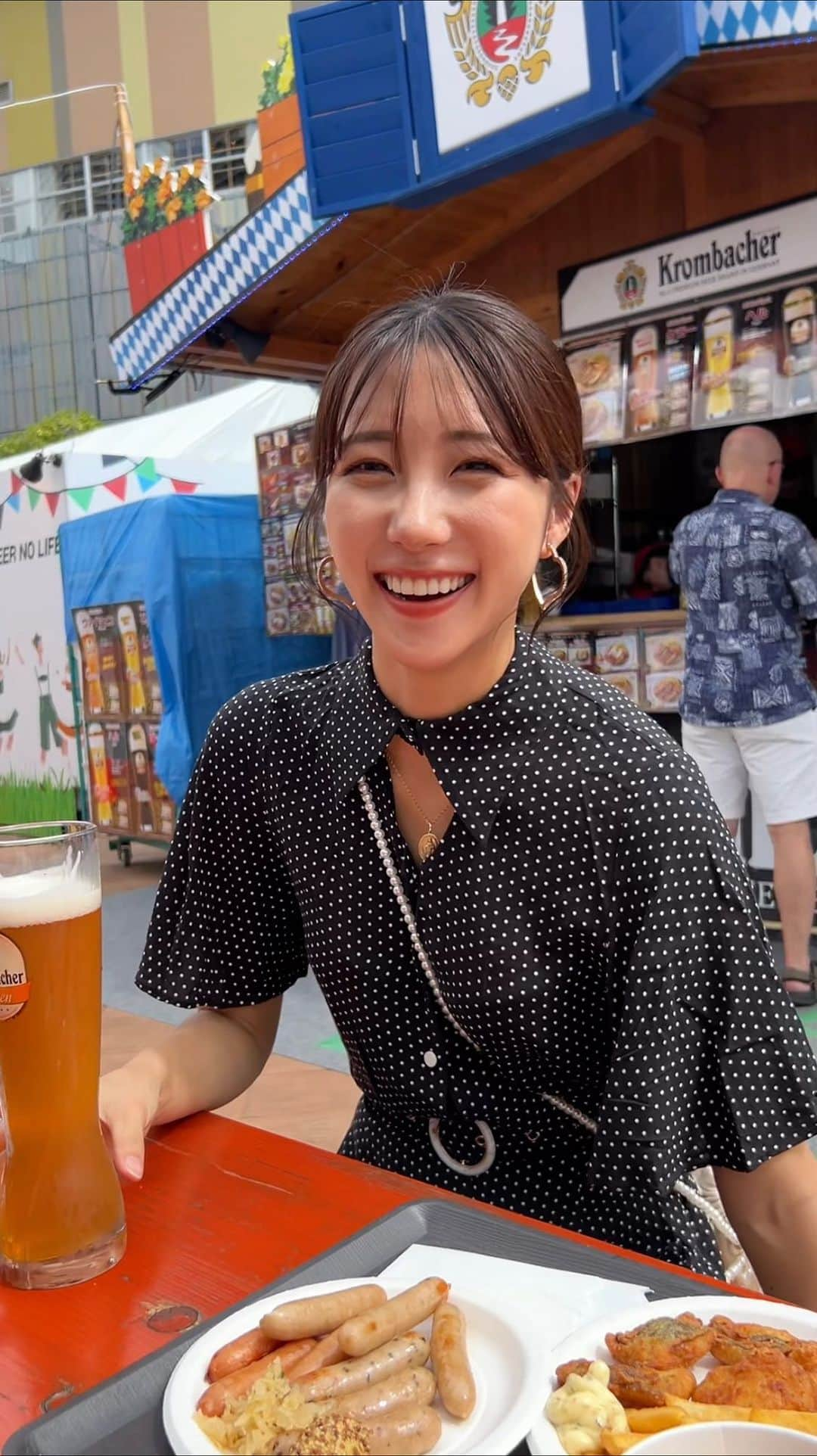 Moka のインスタグラム：「オクトーバーフェスト🇩🇪  @oktoberfest1810   ららぽーと豊洲でオクトーバーフェストがやってたから友達と行ってきた🫶🏻  ロケーション最高で気持ちよかった〜青空ビール最高😍  ビールはお台場のときに飲んで美味しかったヴァイツェンを今回もリピ。  ビールやおつまみの種類がたくさんで見た事ないほど大きな1リットルジョッキも注文できるよ🍺  オススメのおつまみは勿論ソーセージ！！！  お台場のときは結構若者がたくさんいたけど今日は割と大人な感じで落ち着いてて、1人でしっぽり楽しんでる方もいたよ◎  なんと今回は9月20日までと長めの開催なので是非お時間のあるとき行ってみてね💡  #フリーモデル #フリーランスモデル #フリーモデル東京 #東京モデル #モデル東京 #広告モデル #イメージモデル #撮影 #撮影モデル #撮影依頼受付中 #撮影依頼募集中 #インフルエンサー #インスタグラマー #オクトーバーフェスト #お台場 #ビール #ドイツビール #ビール好き #ビール好き女子 #お酒 #お酒好き #お酒好き女子 #昼飲み #休日 #豊洲 #ららぽーと豊洲 #豊洲ららぽーと #ららぽーと #フェス #イベント」