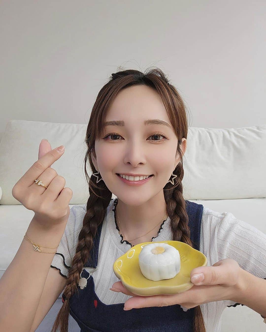 千田愛紗さんのインスタグラム写真 - (千田愛紗Instagram)「🥮 中秋月餅開始準備了 微笑天使烘培 @tchwca2021  也有推出他們的手作月餅禮盒🎁  送禮盒還可以給微笑天使的孩子們工作的機會  訂購《雪藏玉露》禮盒並備註留言【星光愛心】 就可以得到專屬優惠: 9入禮盒免費升級成12入 (紅心芭樂*9+紅豆酒釀巧克力*3)  注意事項： ▪產品皆有通過食品安全檢驗，請安心食用 ▪賞味期限為參考期限，應儘早食用完畢 ▪取貨方式：店面自取 or 宅配（運費另計） ▪由於中秋檔期物流較繁忙，請自行斟酌運送時間提早安排出貨日，以免物流塞車 ▪此為預購商品，於112/9/15陸續出貨」8月27日 20時04分 - aisa1108